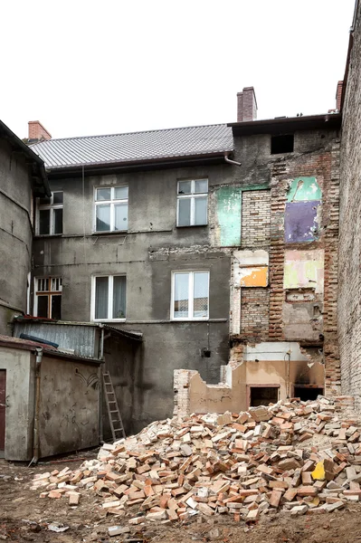 Edificio abbandonato, decaduto e parzialmente demolito a Bialogard , — Foto Stock