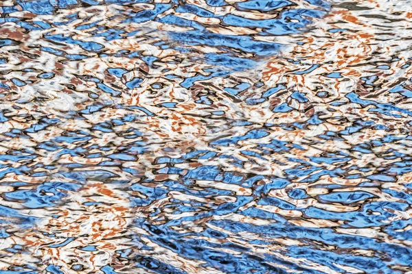 Абстрактный фон из отражений в воде . — стоковое фото