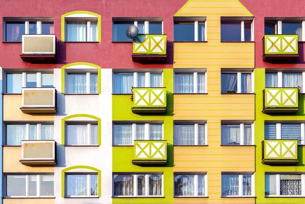 Windows i kolorowa fasada budynku mieszkalnego. — Zdjęcie stockowe