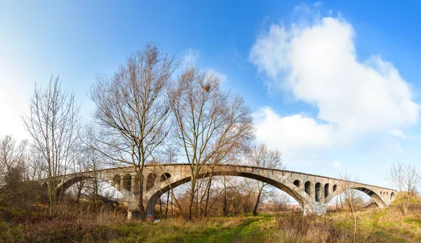 Ponte de arco de concreto longo sobre o rio Parseta, Polônia . — Fotografia de Stock