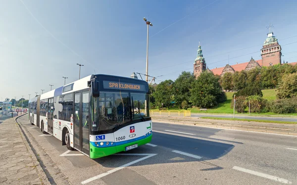 Offentlig buss foran byens hovedattraksjon - Chrobry Embankment . – stockfoto