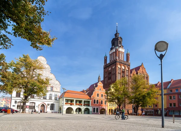 Gamla stan marknaden med Mariakyrkan (1400-talet), en av de största tegel kyrkorna i Europa. — Stockfoto