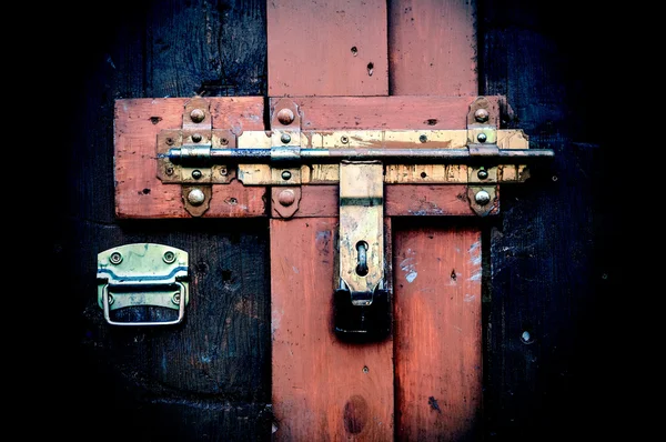 Retro imagen de estilo vintage de puerta de madera con cerradura . — Foto de Stock