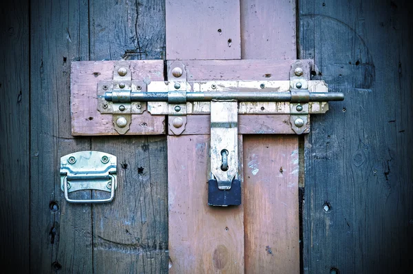Ретро винтажный стиль изображения деревянной двери с замком . — стоковое фото