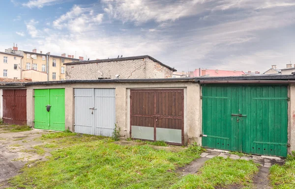 Fila di porte da garage in zona slum . — Foto Stock