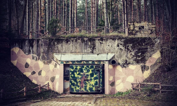 Retro gefilterde afbeelding van een bunker in bos. — Stockfoto