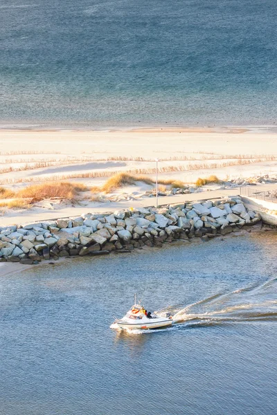 Pequeña lancha que entra en el puerto de Kolobrzeg, Polonia . — Foto de Stock