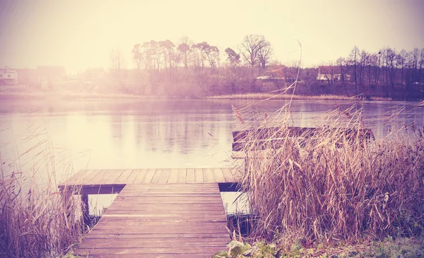 Винтажное ретро-тонированное изображение озера осенью . — стоковое фото