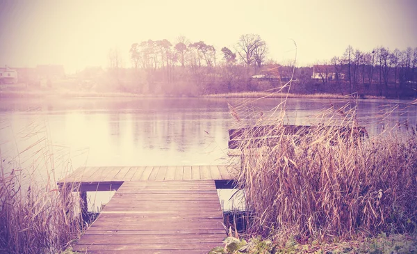 Vintage retro tonificado imagem do lago no outono . — Fotografia de Stock