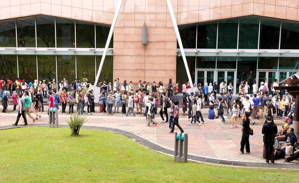 Fans waiting for opening the 2014 Comic Fiesta in front of Kuala Lumpur. — Stock Photo, Image