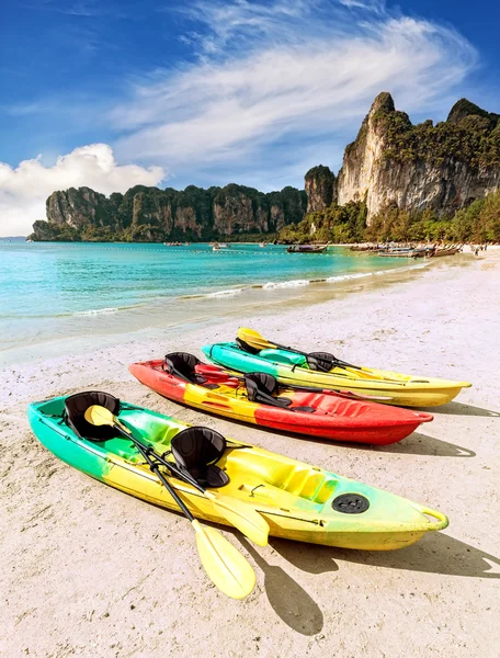 Caiaques na praia tropical, conceito de férias ativas . — Fotografia de Stock