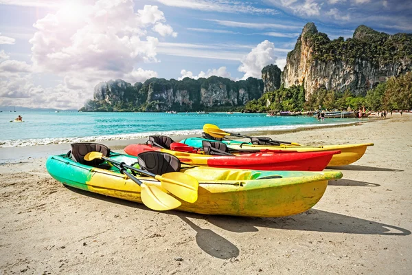 Kajaky na tropické pláži, aktivní dovolenou koncept. — Stock fotografie