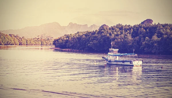 Imagen filtrada retro vintage de un barco en el río Krabi . — Foto de Stock