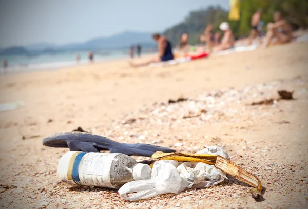 Śmieci na plaży pozostawione przez turystów. — Zdjęcie stockowe