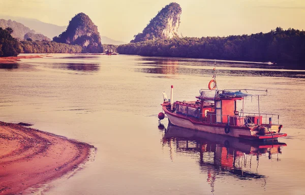 Gambar retro vintage yang disaring dari perahu kayu . — Stok Foto