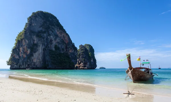 Barco de madeira na praia tropical Railay na Tailândia . — Fotografia de Stock