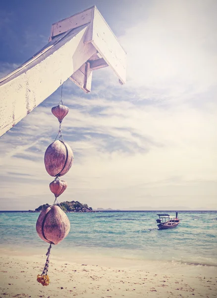 Decoración única de coco filtrado retro en la playa tropical . — Foto de Stock