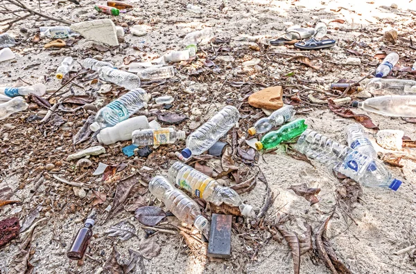 조직된 투어와 섬 Lipe 섬에서 방문 하는 관광객을 남긴 쓰레기. — 스톡 사진