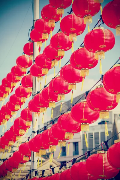 Linternas de papel rojo chino filtradas retro contra el cielo azul . —  Fotos de Stock