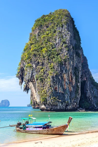 Barco de madeira na praia tropical Railay na Tailândia . — Fotografia de Stock