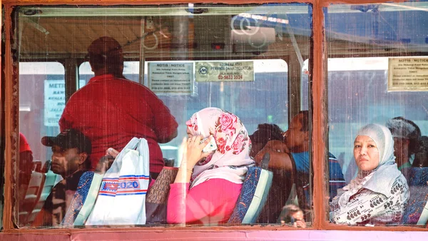 Passeggeri di autobus urbani . — Foto Stock