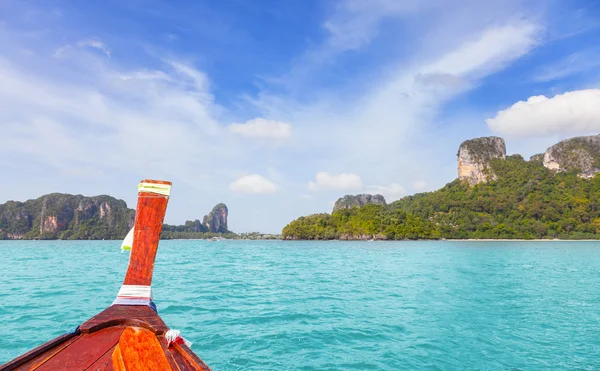 Wooden boat and a tropical island in distance. — Stock Photo, Image