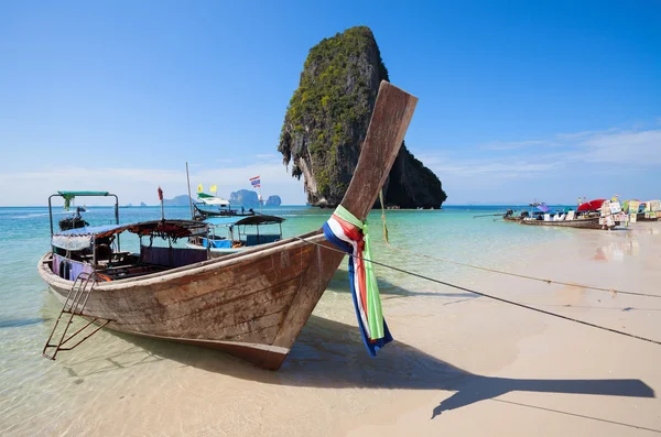 Dřevěné lodě na pláži Railay, Thajsko. — Stock fotografie