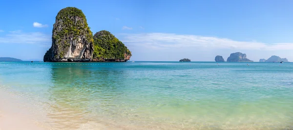 Panoramiczny widok pięknej plaży i wyspy, Tajlandia. — Zdjęcie stockowe