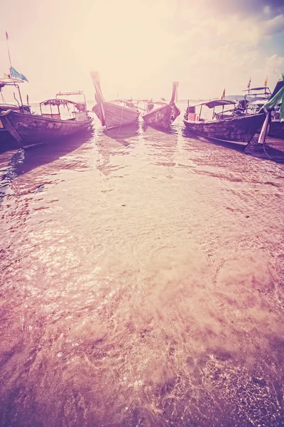 Imagen filtrada retro de barcos en la playa tropical, espacio para copiar . —  Fotos de Stock