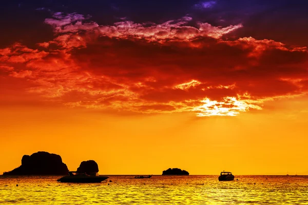 Intensive Farben Sonnenuntergang über dem Meer, Natur Hintergrund. — Stockfoto