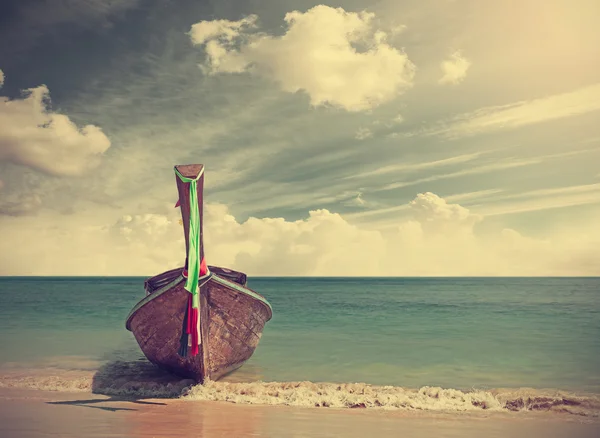 Retro imagem filtrada de um barco de madeira na praia . — Fotografia de Stock