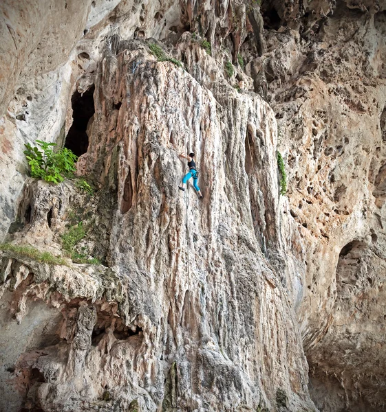 Młoda kobieta wspinacz na ścianie niesamowity, Railay Beach. — Zdjęcie stockowe