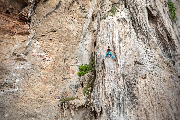 Giovane arrampicatrice su una parete incredibile, Railay Beach — Foto Stock