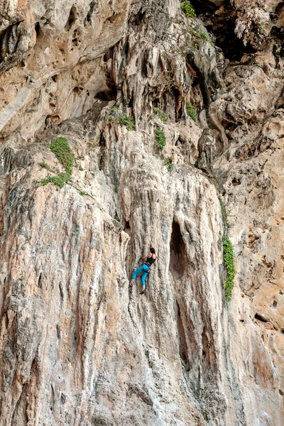 Incredible wall and young woman climbing, concept for overcoming — Stock Photo, Image