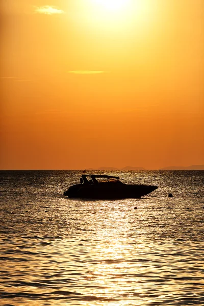 Silhouet van een motor speedboot bij zonsondergang. — Stockfoto