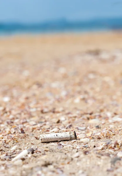 Cigarro bunda descartada esquerda na praia, foto conceito . — Fotografia de Stock