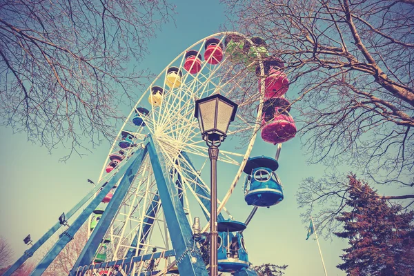 Imagem filtrada retro da roda gigante em um parque . — Fotografia de Stock
