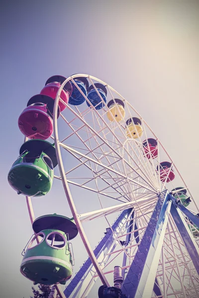 Retro gefilterde afbeelding van reuzenrad in een park. — Stockfoto