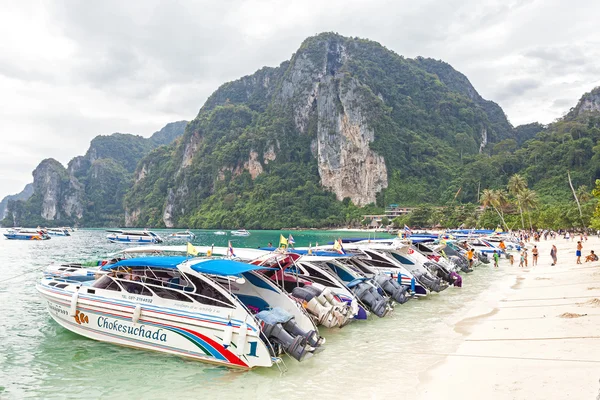 Motorový člun a řidiči čeká na turisty na pláži. — Stock fotografie