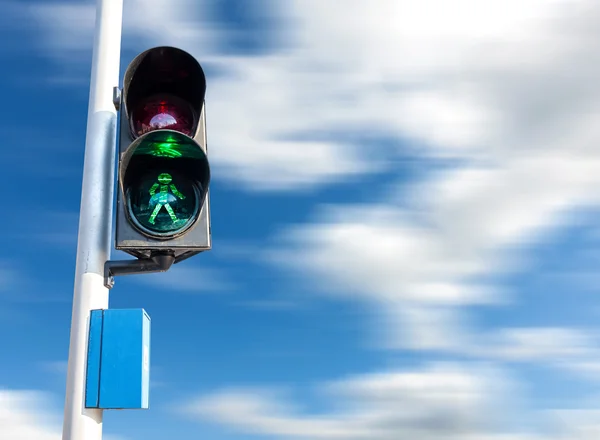 Color verde en el semáforo para peatones, movimiento borroso — Foto de Stock