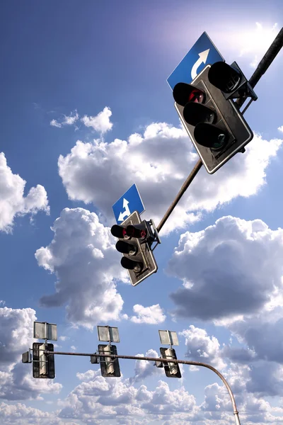 Trafikklys mot en vibrerende blå himmel med skyer . – stockfoto