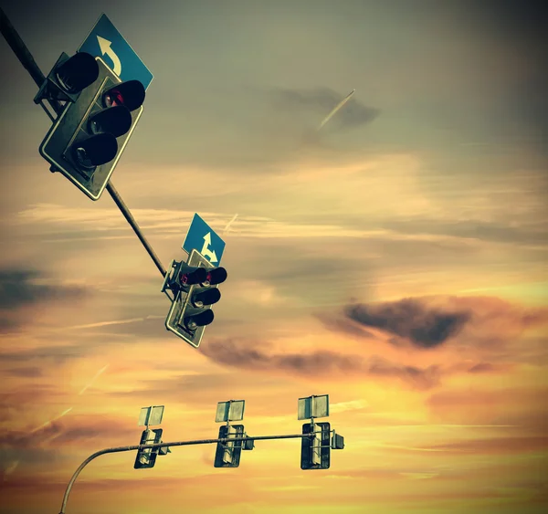 Retro vintage gefilterde afbeelding verkeerslichten bij zonsondergang. — Stockfoto