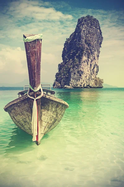 Retro vintage filtered picture of a wooden boat on beach. — Stock Photo, Image