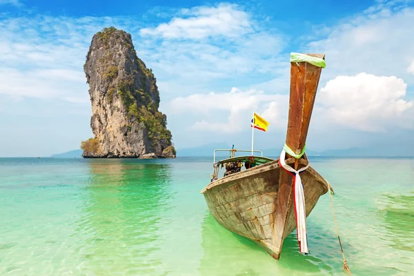 Altes Holzboot auf einer tropischen Insel. — Stockfoto