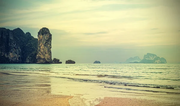 Gaya retro disaring gambar pantai saat matahari terbenam . — Stok Foto