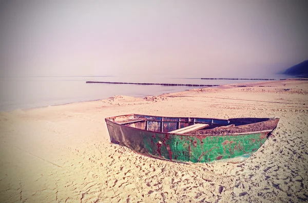 Retro-Effekt auf rostigem Stahlboot am Strand. — Stockfoto