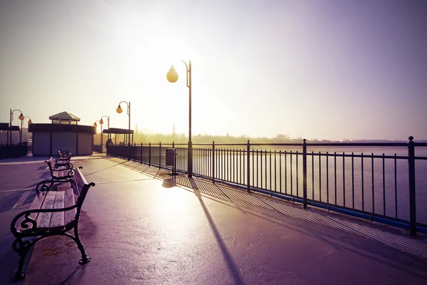 Retro vintage gefilterde nostalgische foto van promenade tegen su — Stockfoto