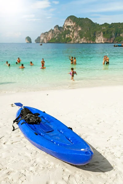 Caiaque em uma praia tropical, conceito de férias . — Fotografia de Stock