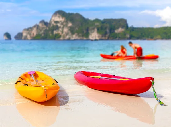 Kayaks on a tropical beach, shallow depth of field. — Stock Photo, Image