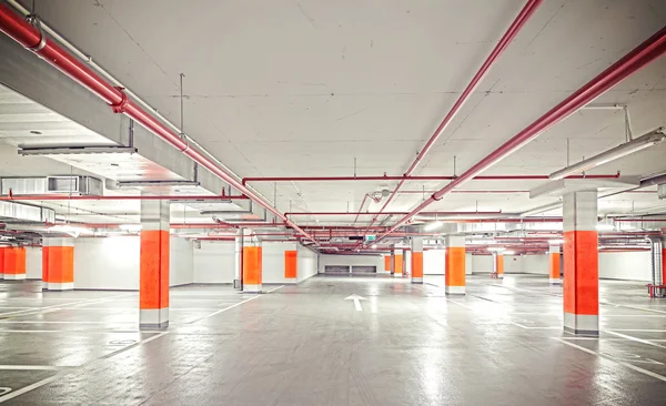 Retro gefilterde foto van ondergrondse parking, industriële interieur — Stockfoto